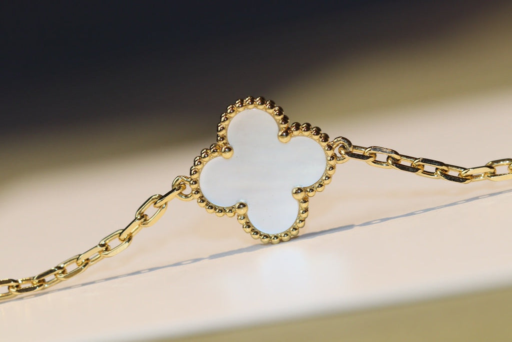 CLOVER 20 MOTIFS WHITE MOP GOLD