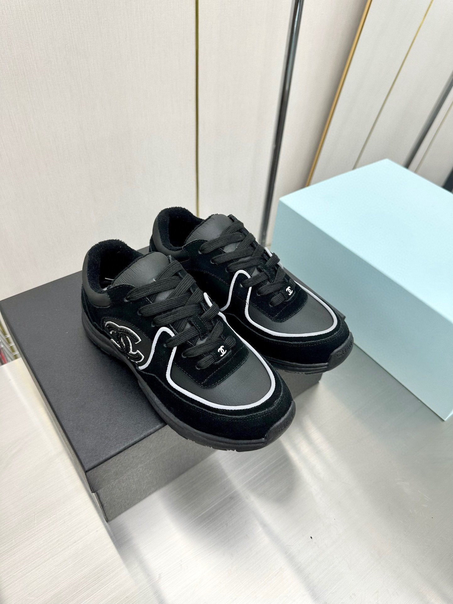 CC LOW TOP TRAINER BLACK SNEAKERS