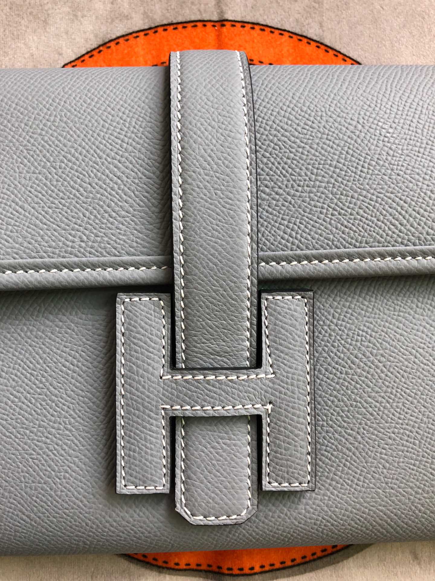 JIGE ELAN 29 CLUTCH IN PALE GRAY CALFSKIN