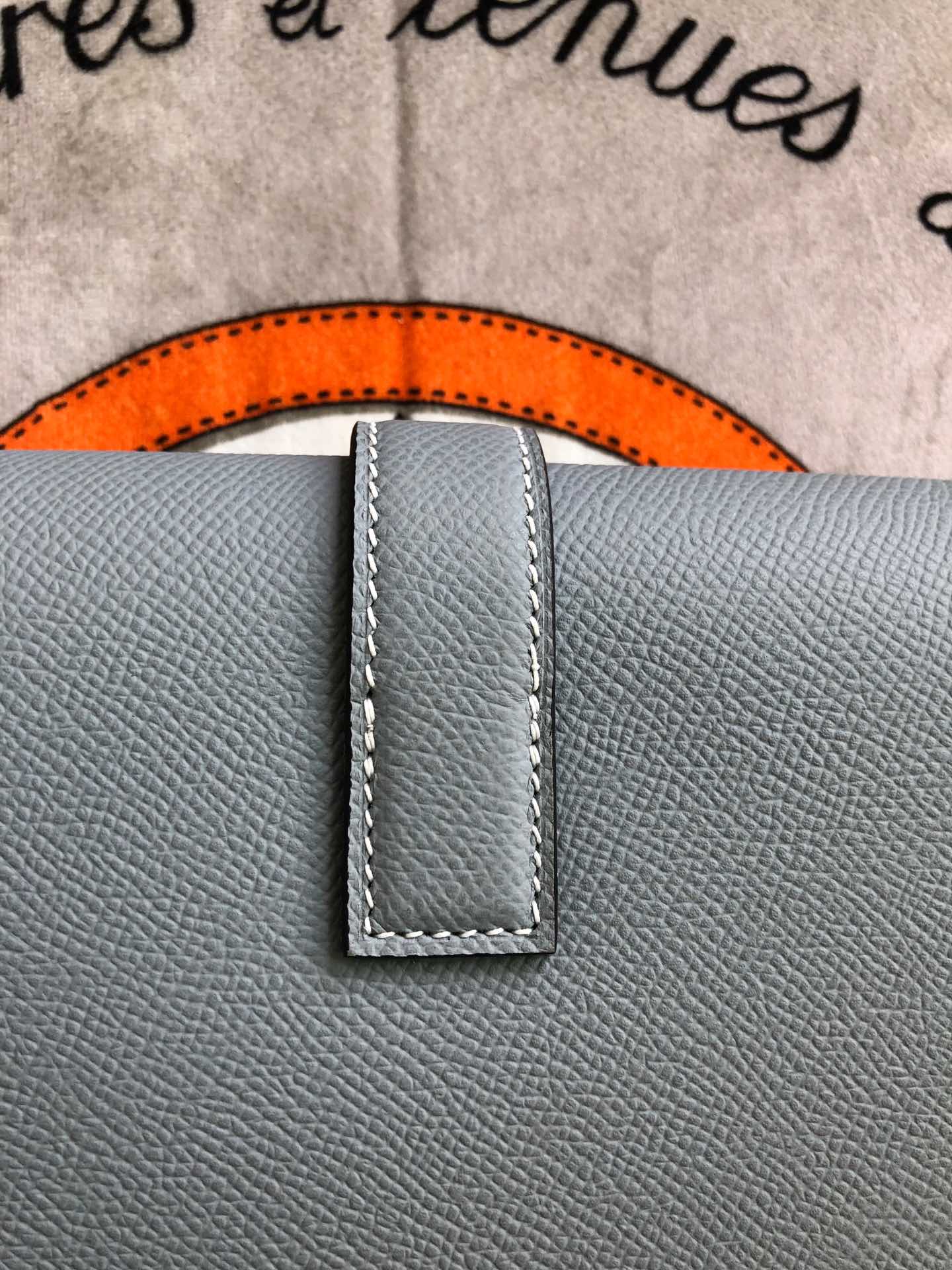 JIGE ELAN 29 CLUTCH IN PALE GRAY CALFSKIN