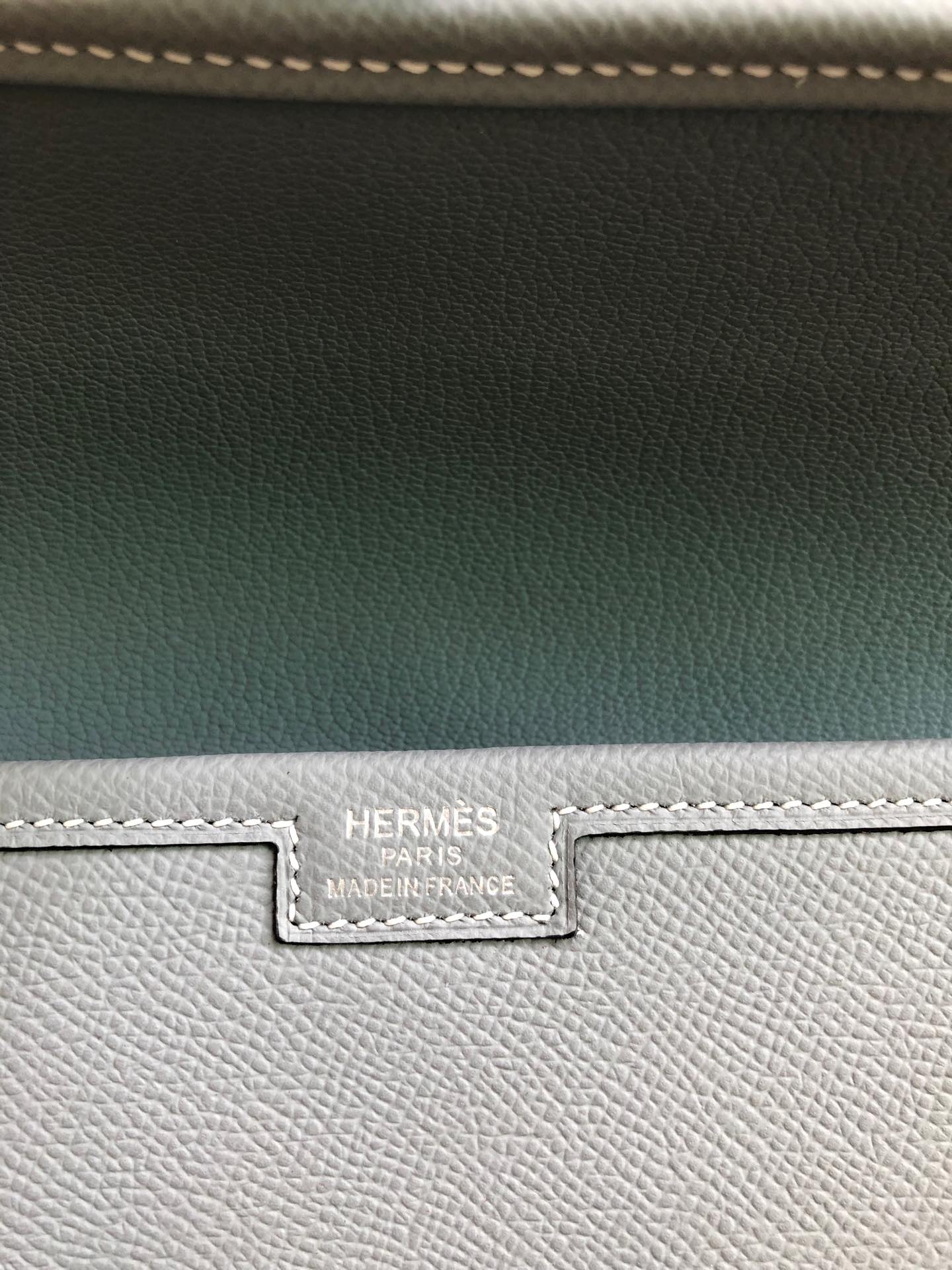 JIGE ELAN 29 CLUTCH IN PALE GRAY CALFSKIN