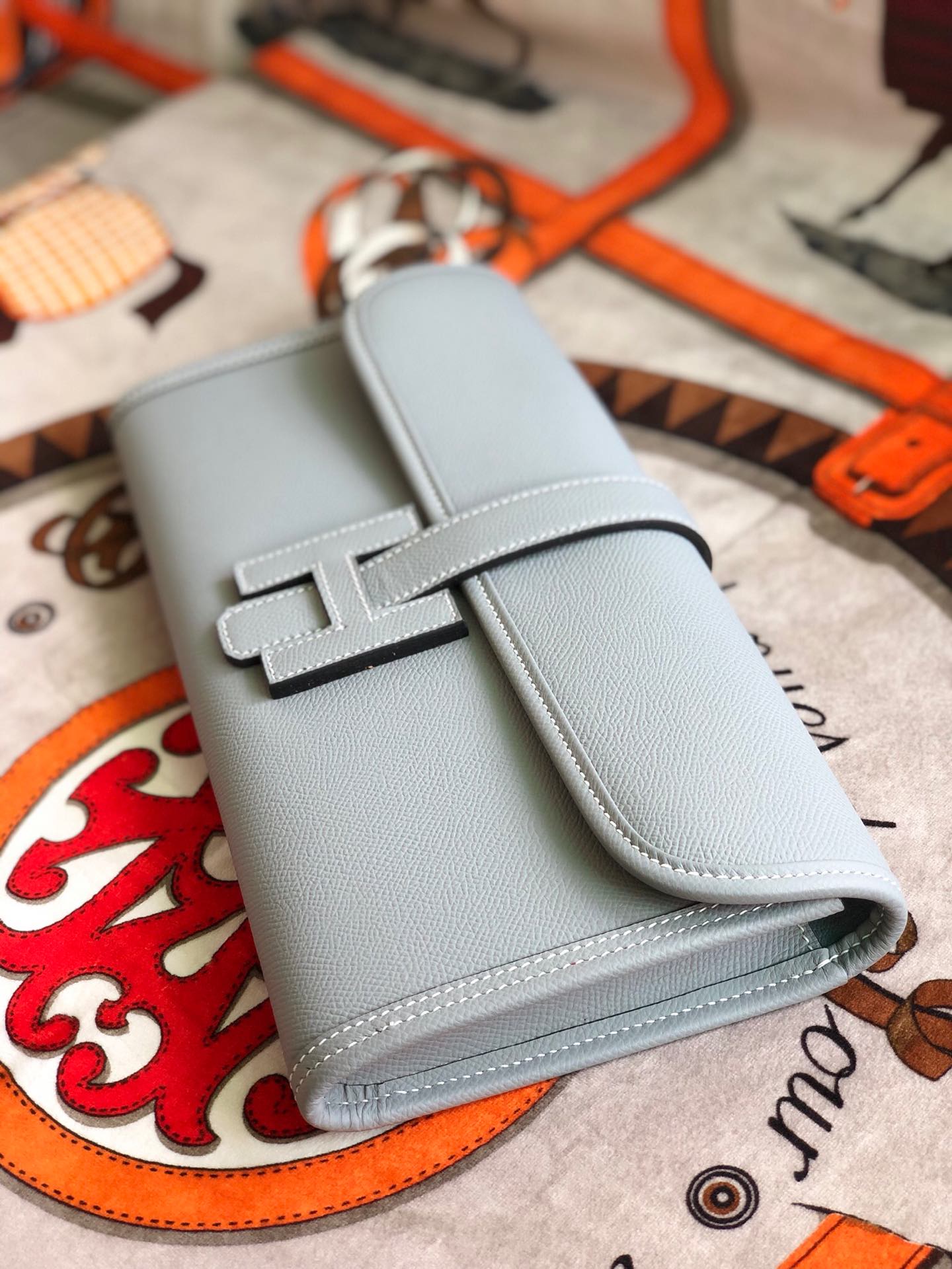 JIGE ELAN 29 CLUTCH IN PALE GRAY CALFSKIN