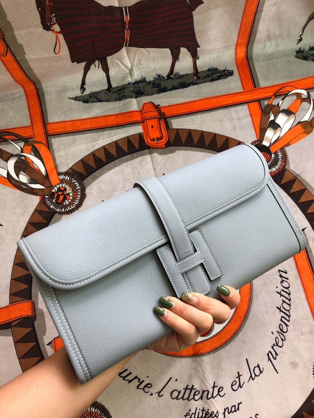 JIGE ELAN 29 CLUTCH IN PALE GRAY CALFSKIN