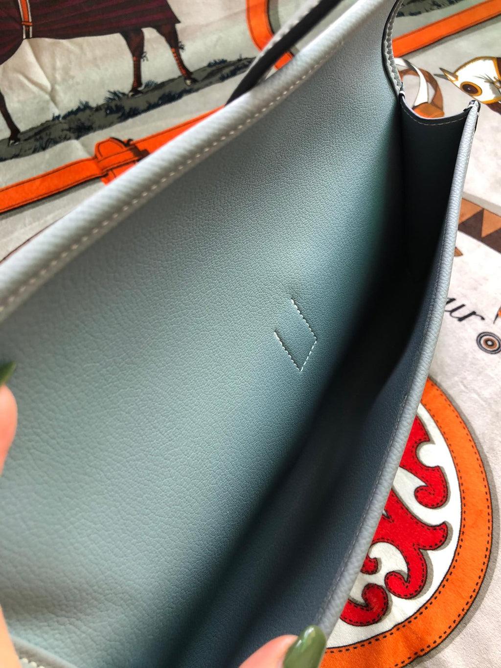 JIGE ELAN 29 CLUTCH IN PALE GRAY CALFSKIN