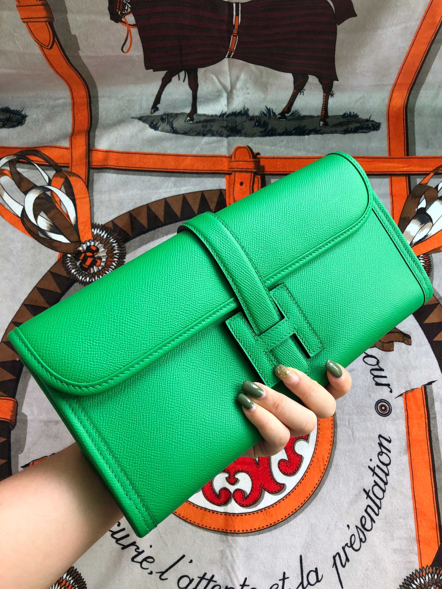 JIGE ELAN 29 CLUTCH IN EMERALD GREEN CALFSKIN