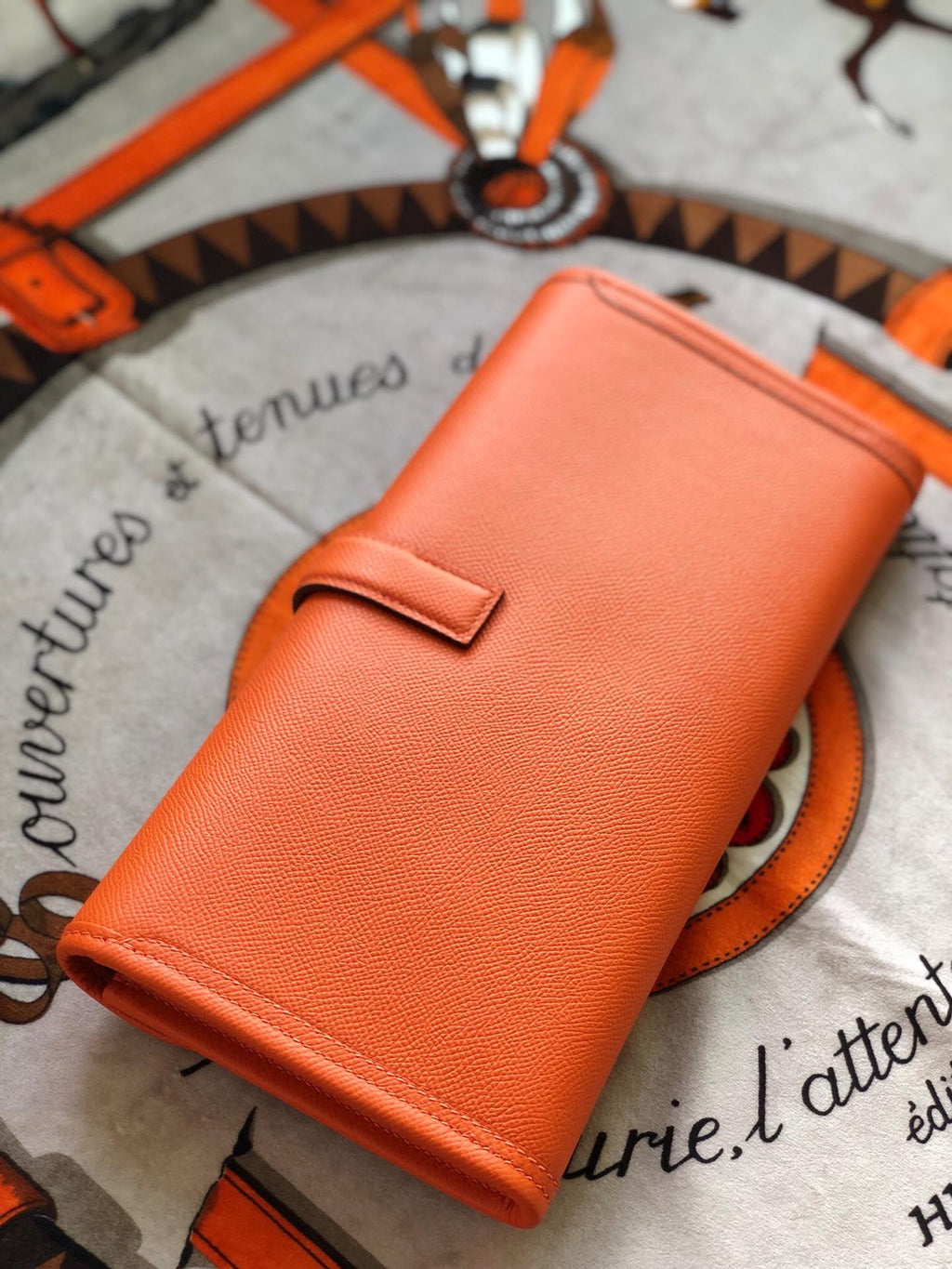 JIGE ELAN 29 CLUTCH IN SALAMANDER ORANGE CALFSKIN