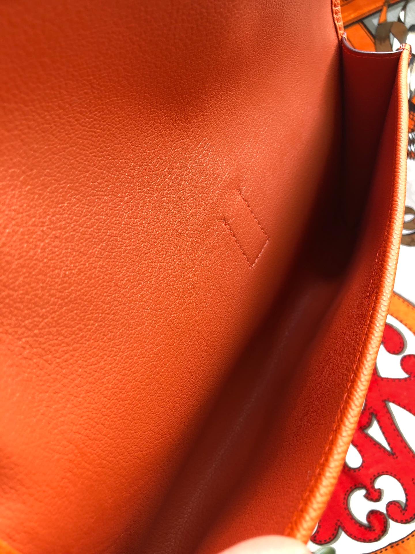 JIGE ELAN 29 CLUTCH IN SALAMANDER ORANGE CALFSKIN