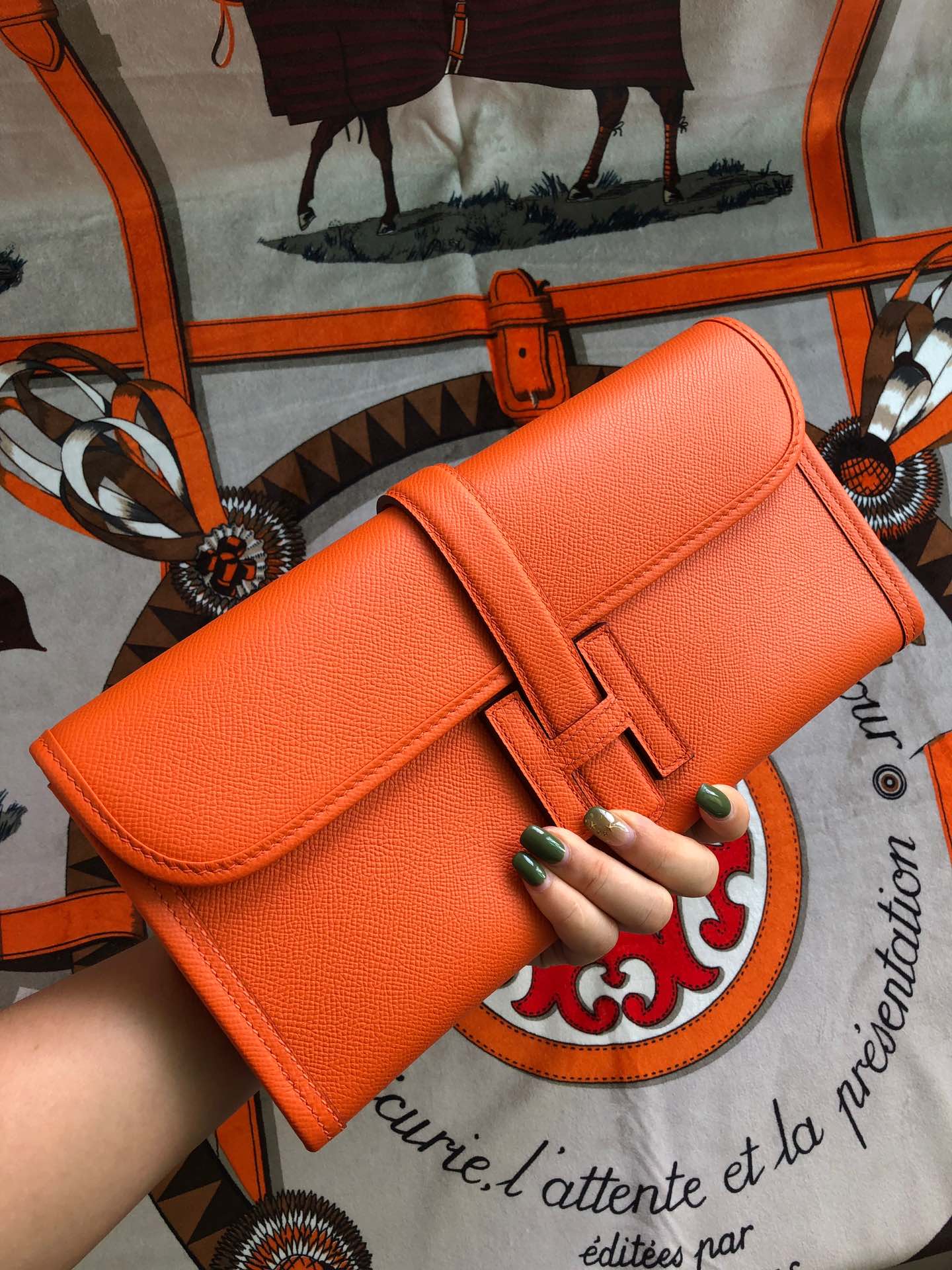 JIGE ELAN 29 CLUTCH IN SALAMANDER ORANGE CALFSKIN