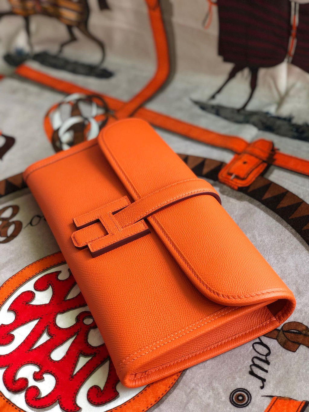 JIGE ELAN 29 CLUTCH IN SALAMANDER ORANGE CALFSKIN
