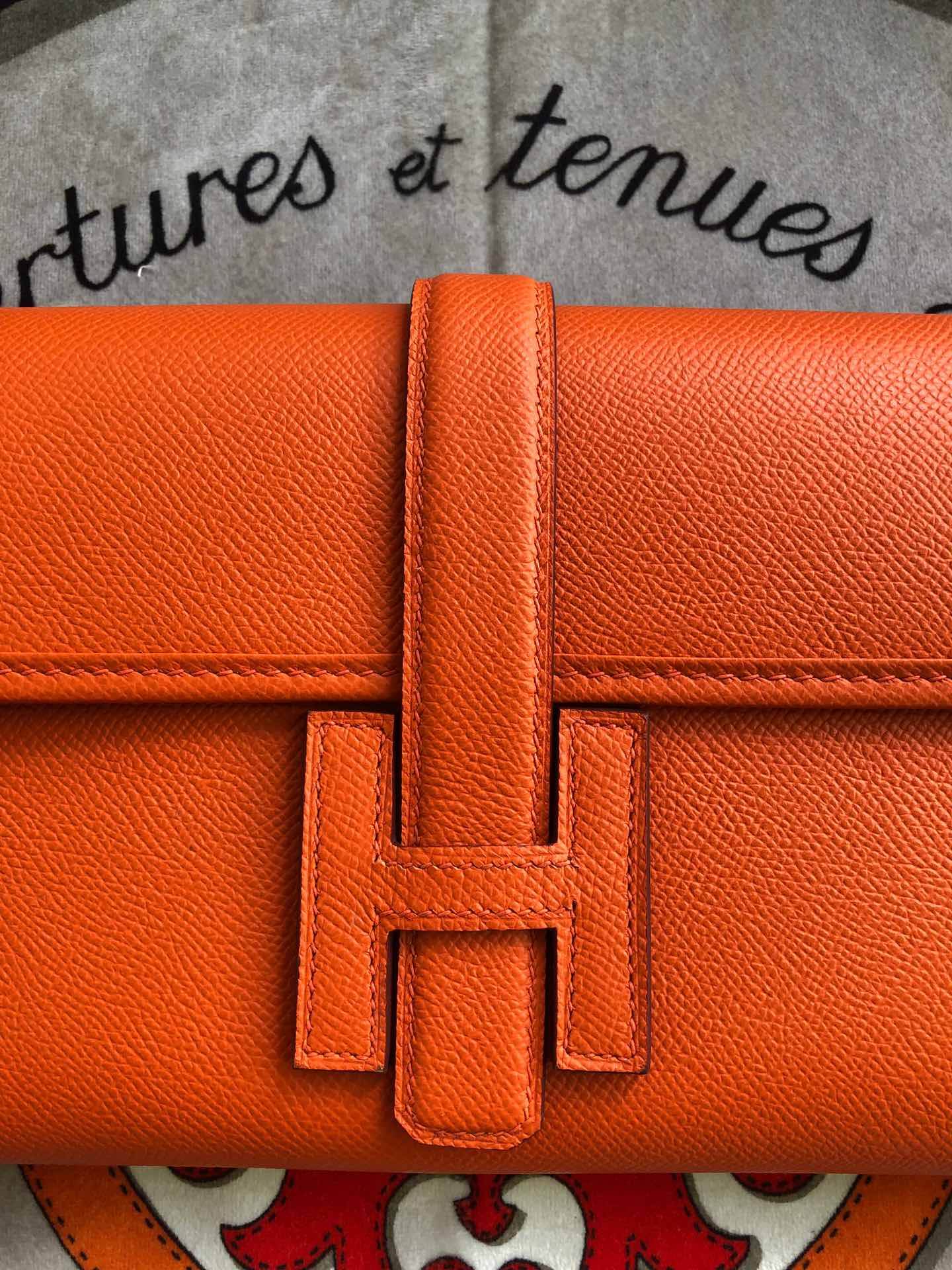 JIGE ELAN 29 CLUTCH IN SALAMANDER ORANGE CALFSKIN