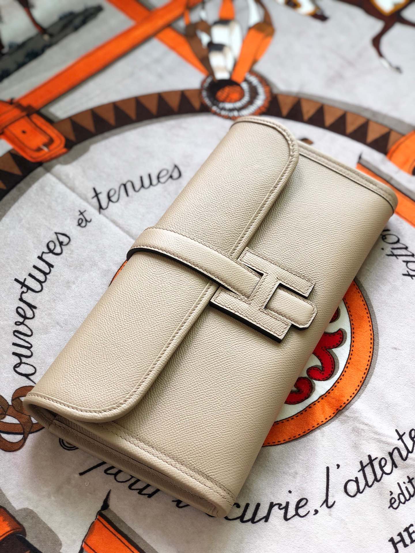 JIGE ELAN 29 CLUTCH IN ECRU TAN CALFSKIN