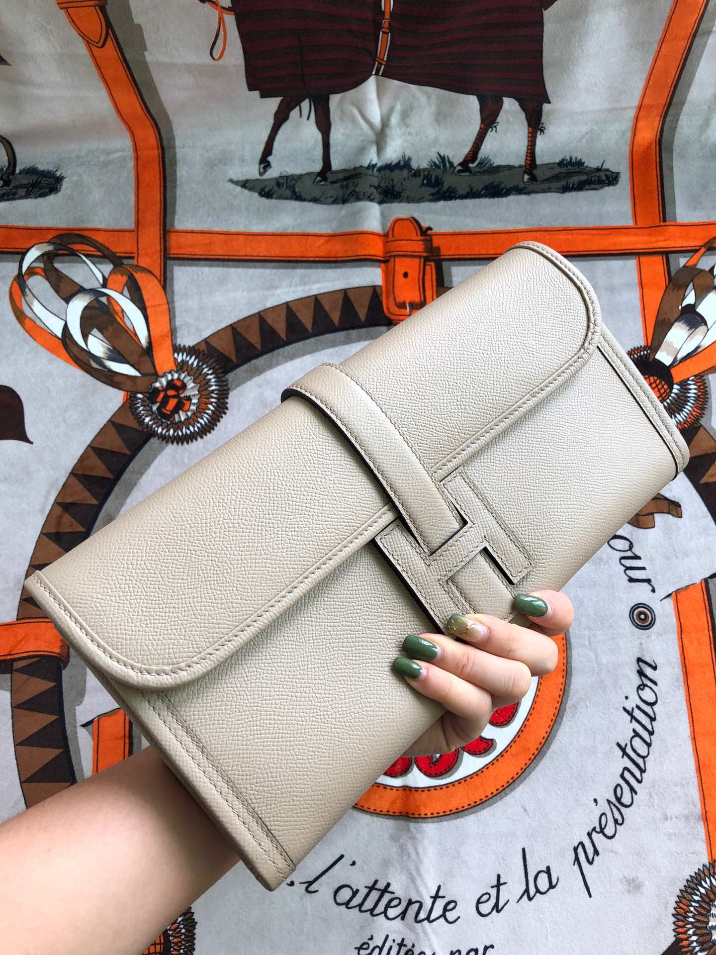 JIGE ELAN 29 CLUTCH IN ECRU TAN CALFSKIN