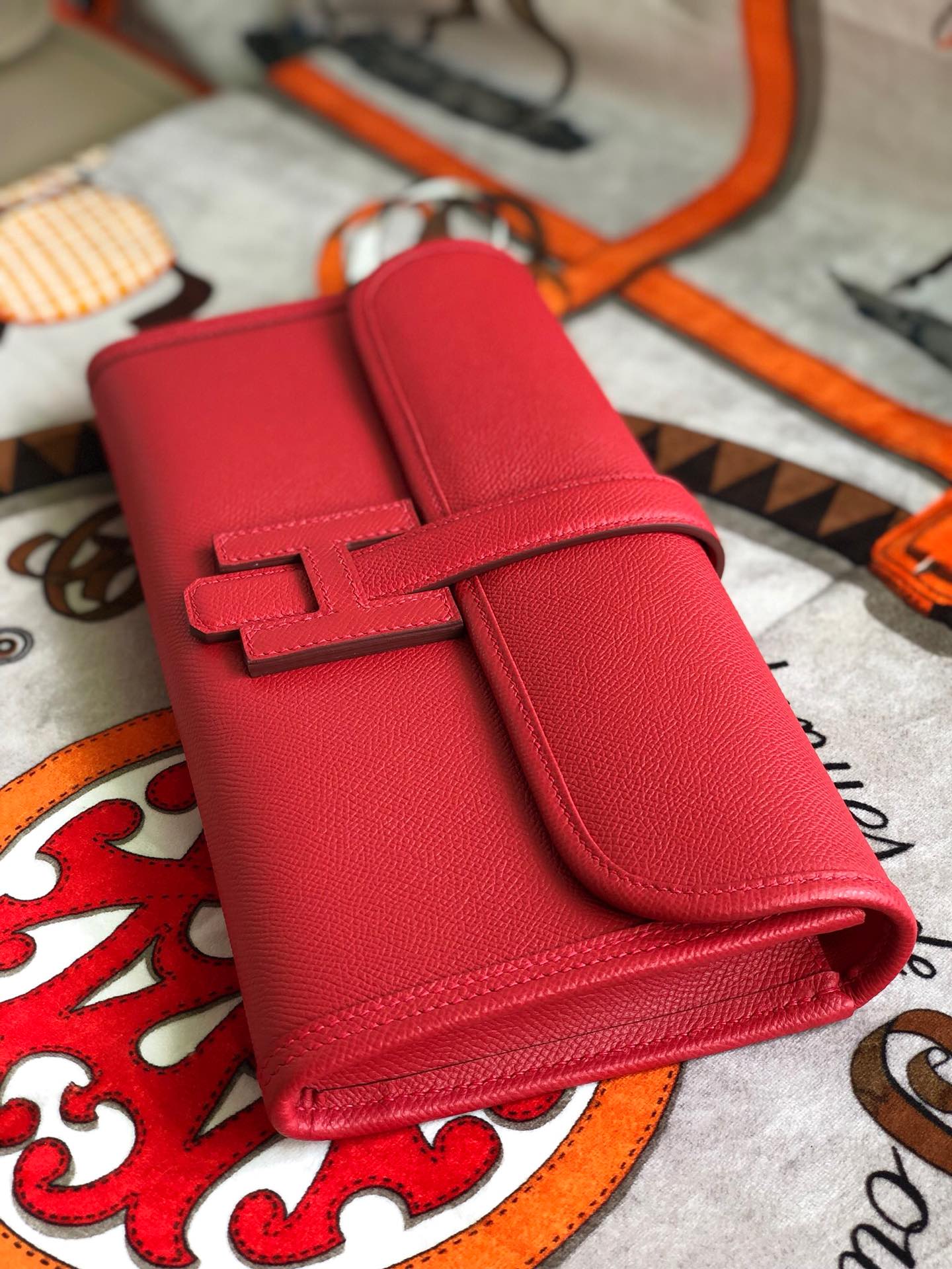JIGE ELAN 29 CLUTCH IN CHERRY RED CALFSKIN