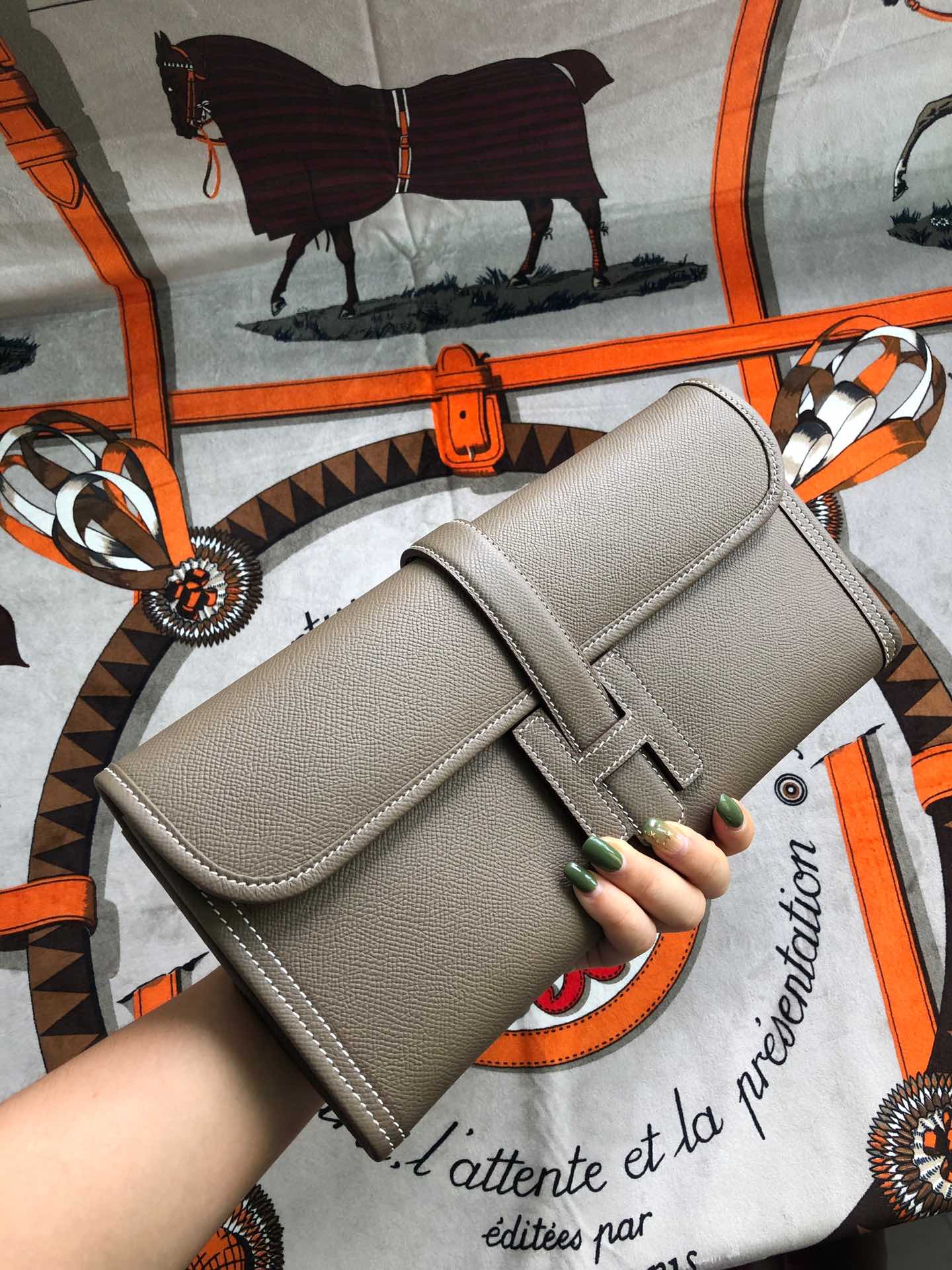 JIGE ELAN 29 CLUTCH IN MEDIUM BROWN CALFSKIN