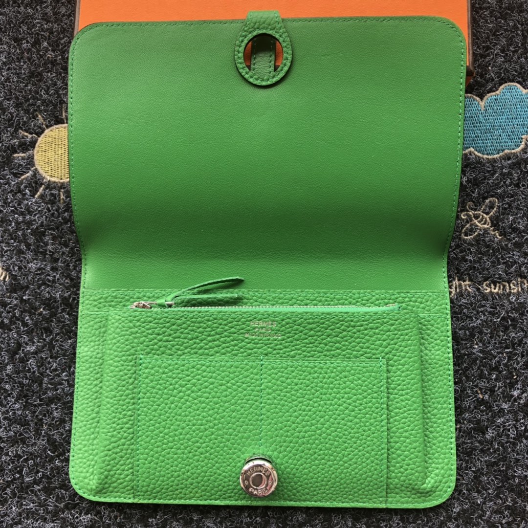 TOGO PASSPORT HOLDER 20 IN EMERALD GREEN CALFSKIN