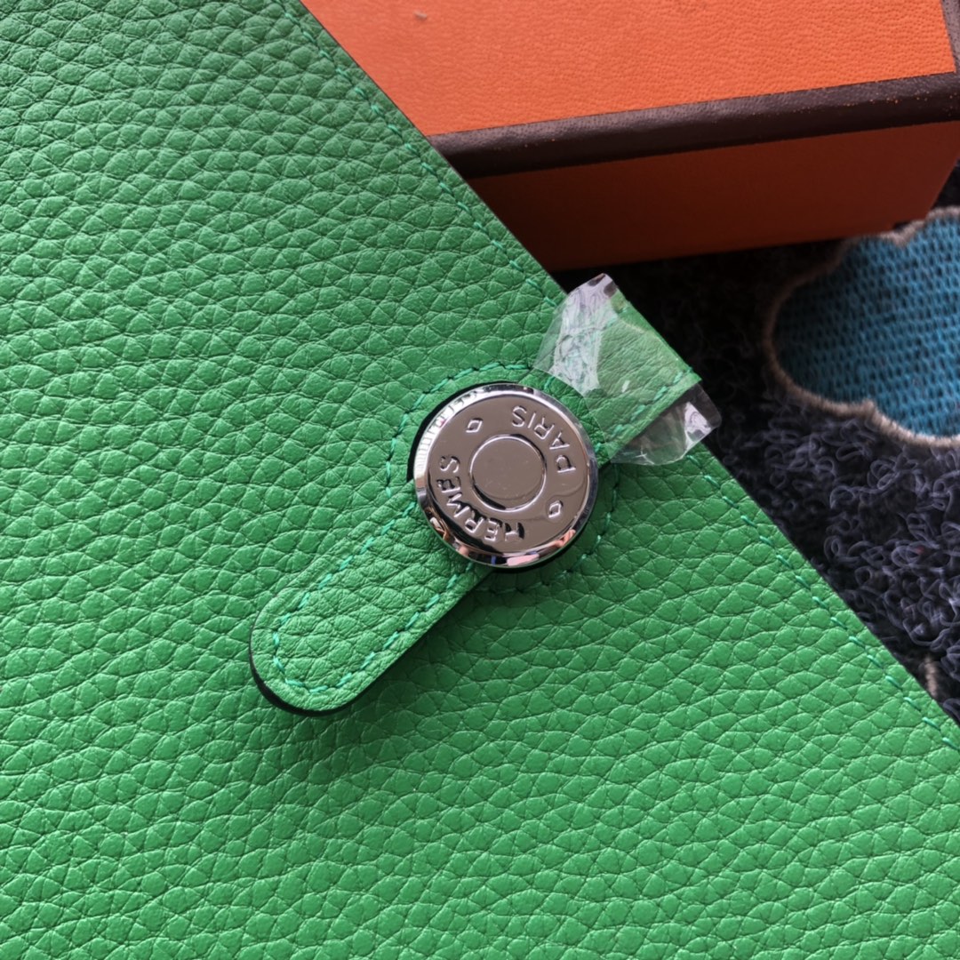 TOGO PASSPORT HOLDER 20 IN EMERALD GREEN CALFSKIN