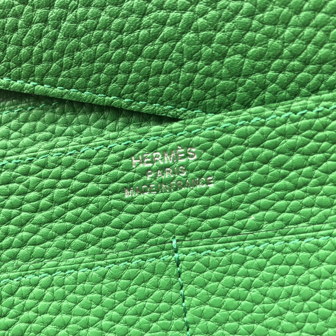 TOGO PASSPORT HOLDER 20 IN EMERALD GREEN CALFSKIN