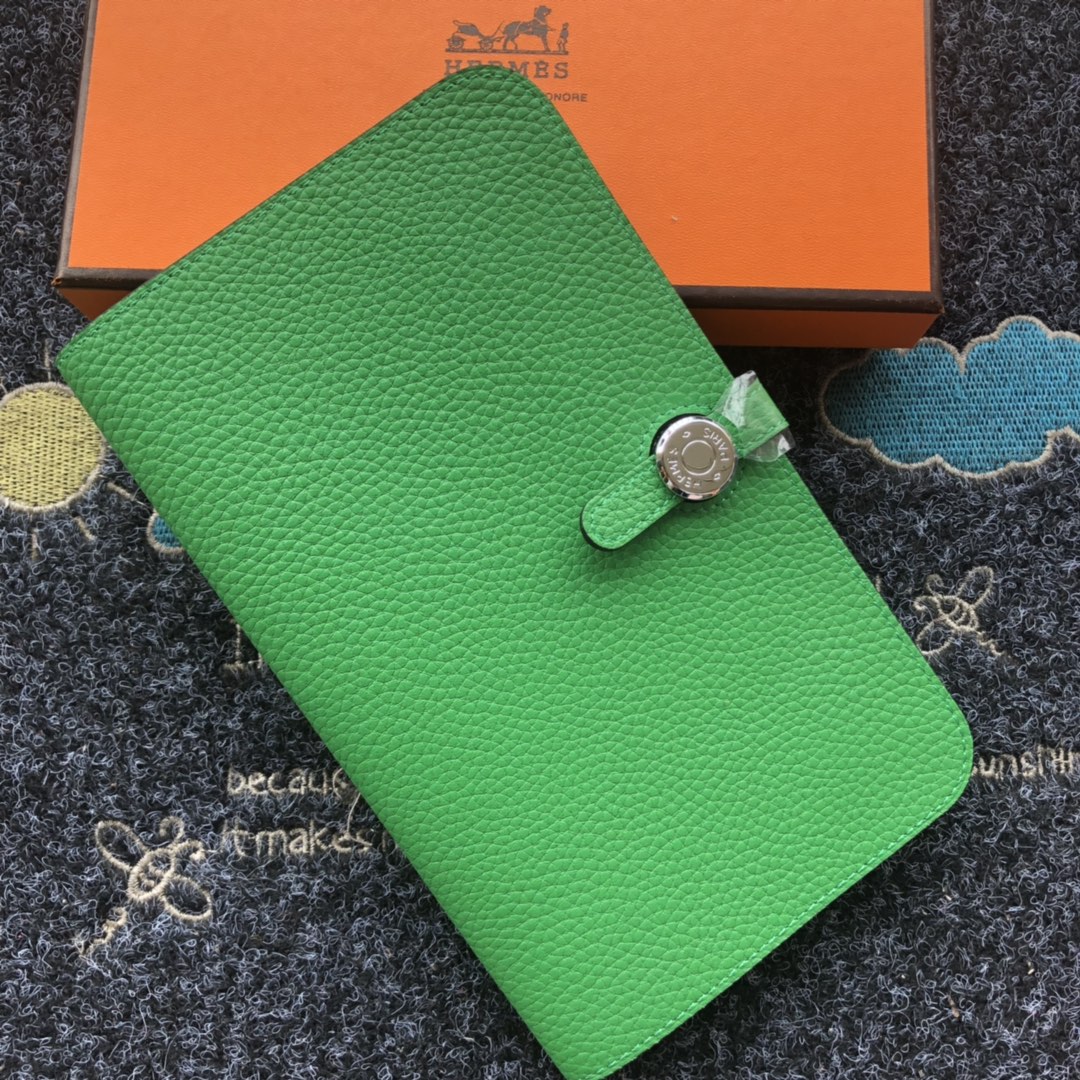 TOGO PASSPORT HOLDER 20 IN EMERALD GREEN CALFSKIN