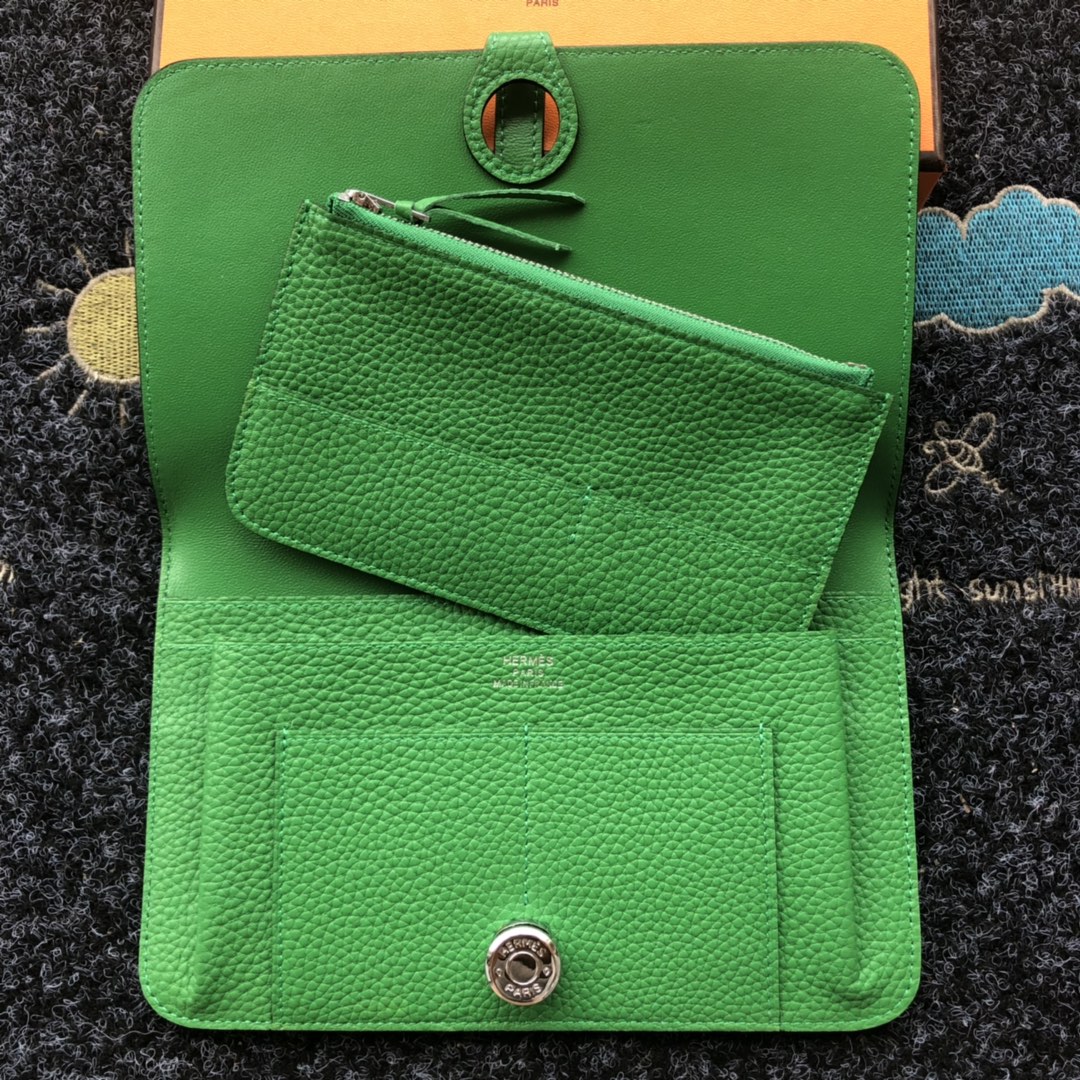 TOGO PASSPORT HOLDER 20 IN EMERALD GREEN CALFSKIN