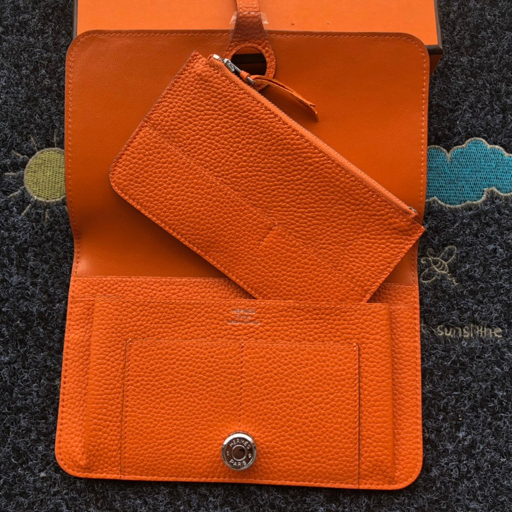 TOGO PASSPORT HOLDER 20 IN FIRE ORANGE CALFSKIN
