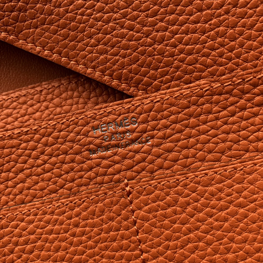 TOGO PASSPORT HOLDER 20 IN FIRE ORANGE CALFSKIN