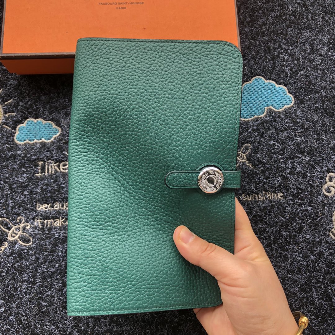 TOGO PASSPORT HOLDER 20 IN FOREST GREEN CALFSKIN