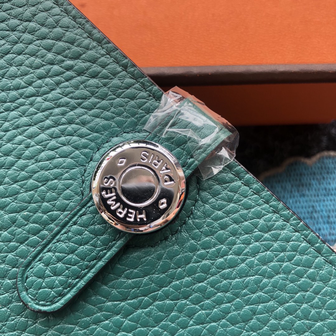 TOGO PASSPORT HOLDER 20 IN FOREST GREEN CALFSKIN