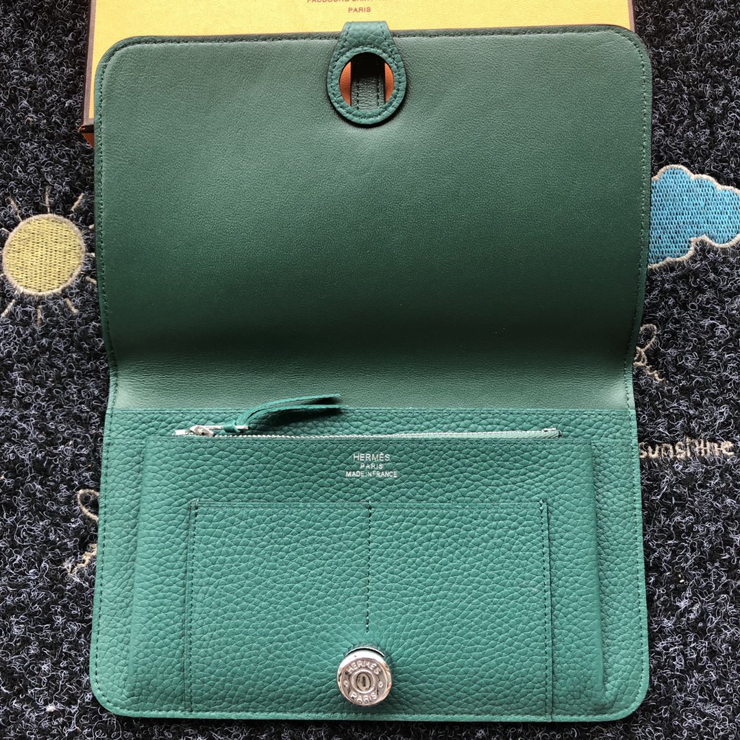 TOGO PASSPORT HOLDER 20 IN FOREST GREEN CALFSKIN