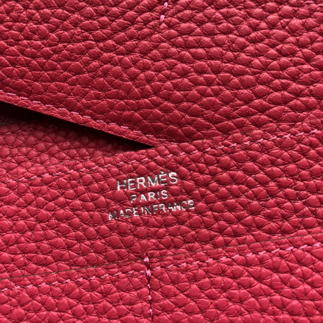 TOGO PASSPORT HOLDER 20 IN CLASSIC RED CALFSKIN