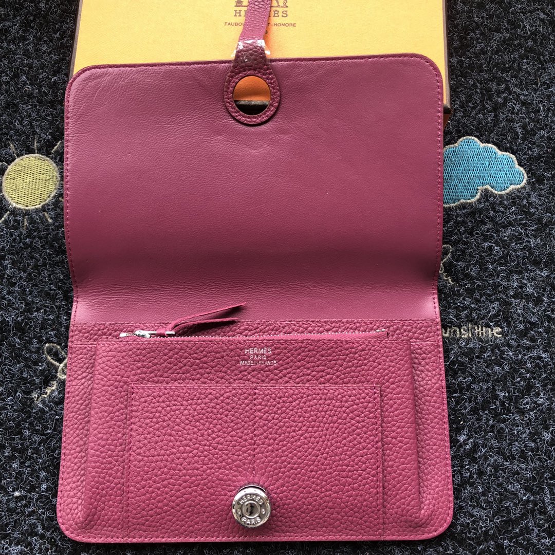 TOGO PASSPORT HOLDER 20 IN JAM PURPLE CALFSKIN