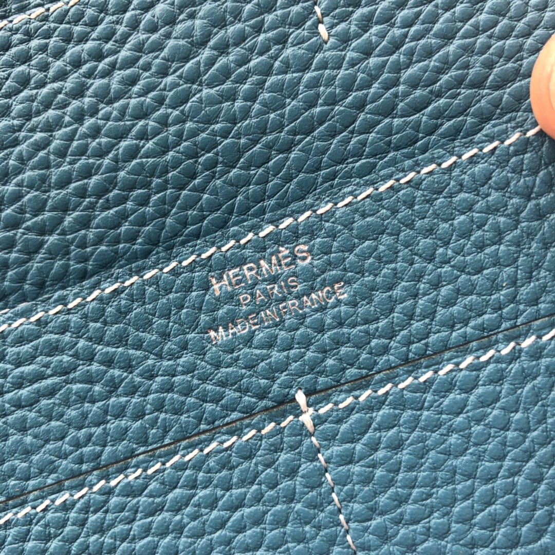 TOGO PASSPORT HOLDER 20 IN CERULEAN BLUE CALFSKIN