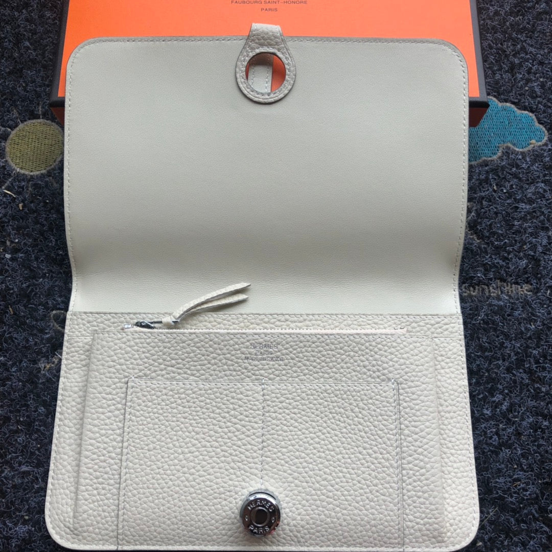 TOGO PASSPORT HOLDER 20 IN PASTEL GRAY CALFSKIN