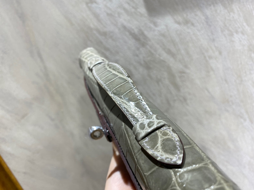 KELLY CUT 31 IN ASH GRAY SHINNY ALLIGATOR LEATHER WITH SILVER HARDWARE