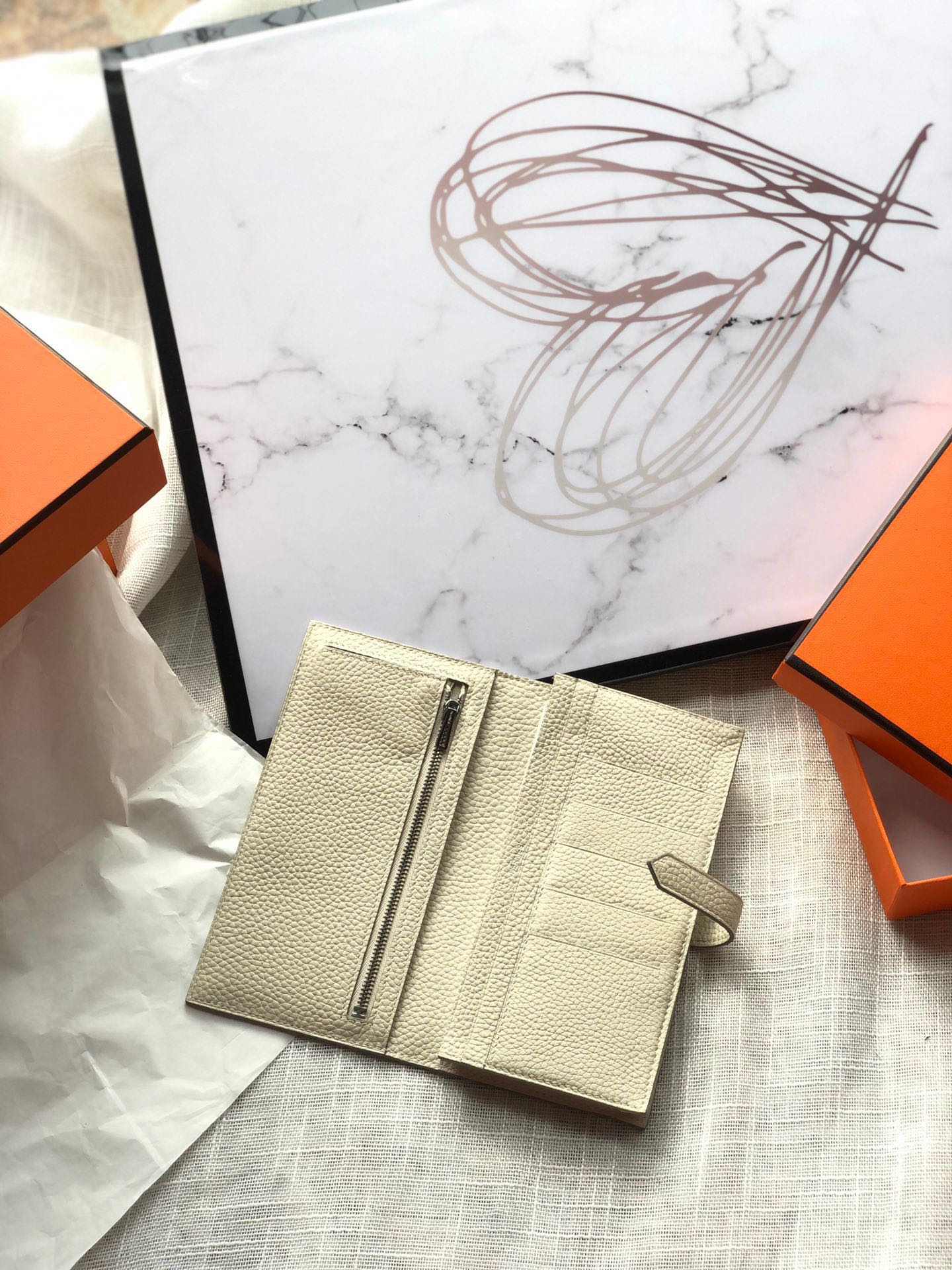 BEARN LONG 17 WALLET IN BEIGE CREAM EPSOM LEATHER