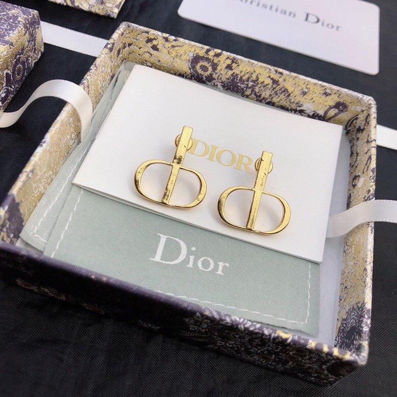 CD 26S LOGO STUD EARRINGS IN GOLD TONE METAL 645628