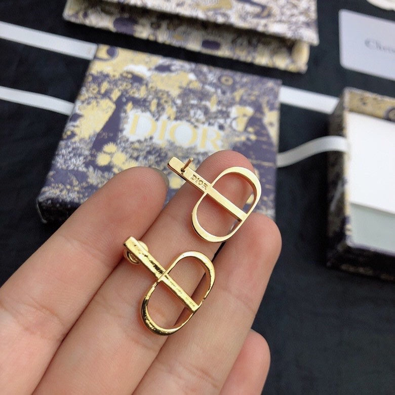 CD 26S LOGO STUD EARRINGS IN GOLD TONE METAL 645628