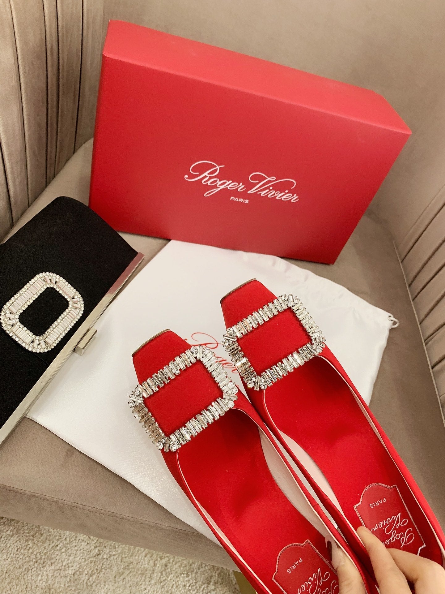 TROMPETTE PUMPS IN RED SILK CRYSTAL BUCKLE