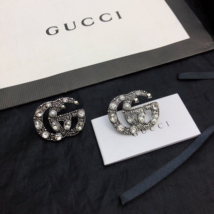GUCCI 26S DOUBLE G LOGO CRYSTAL EMBELLISHED STATEMENT BROOCH IN SILVER TONE METAL 629029
