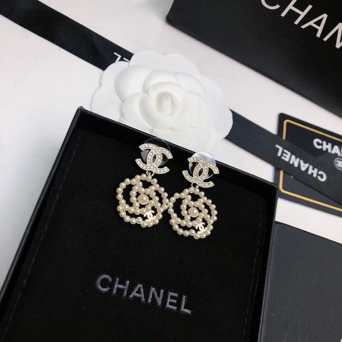 CHANEL 26S DOUBLE C LOGO PEARL HEART DROP EARRINGS WITH CRYSTAL DETAIL IN GOLD METAL 633326