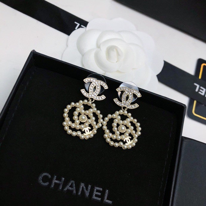 CHANEL 26S DOUBLE C LOGO PEARL HEART DROP EARRINGS WITH CRYSTAL DETAIL IN GOLD METAL 633326