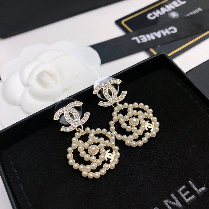 CHANEL 26S DOUBLE C LOGO PEARL HEART DROP EARRINGS WITH CRYSTAL DETAIL IN GOLD METAL 633326