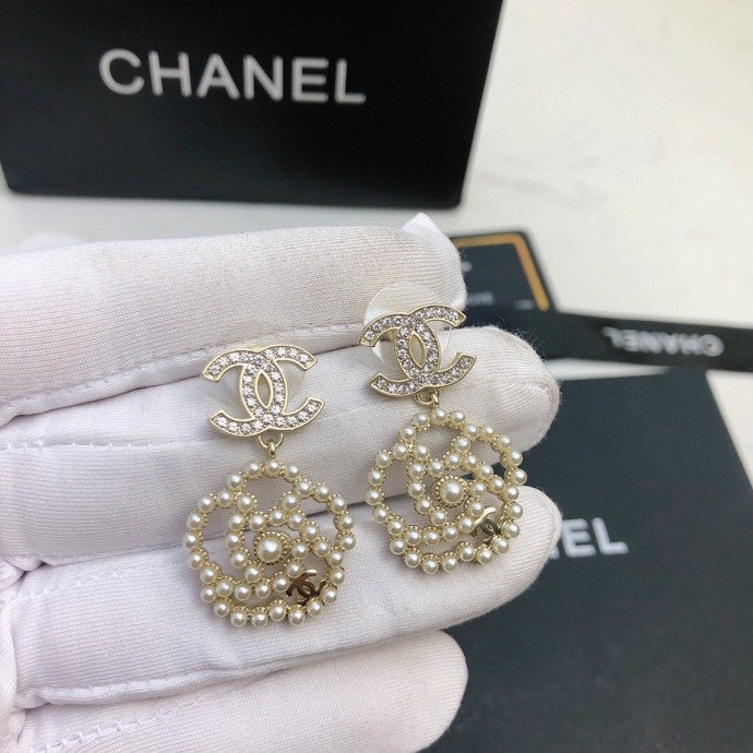 CHANEL 26S DOUBLE C LOGO PEARL HEART DROP EARRINGS WITH CRYSTAL DETAIL IN GOLD METAL 633326