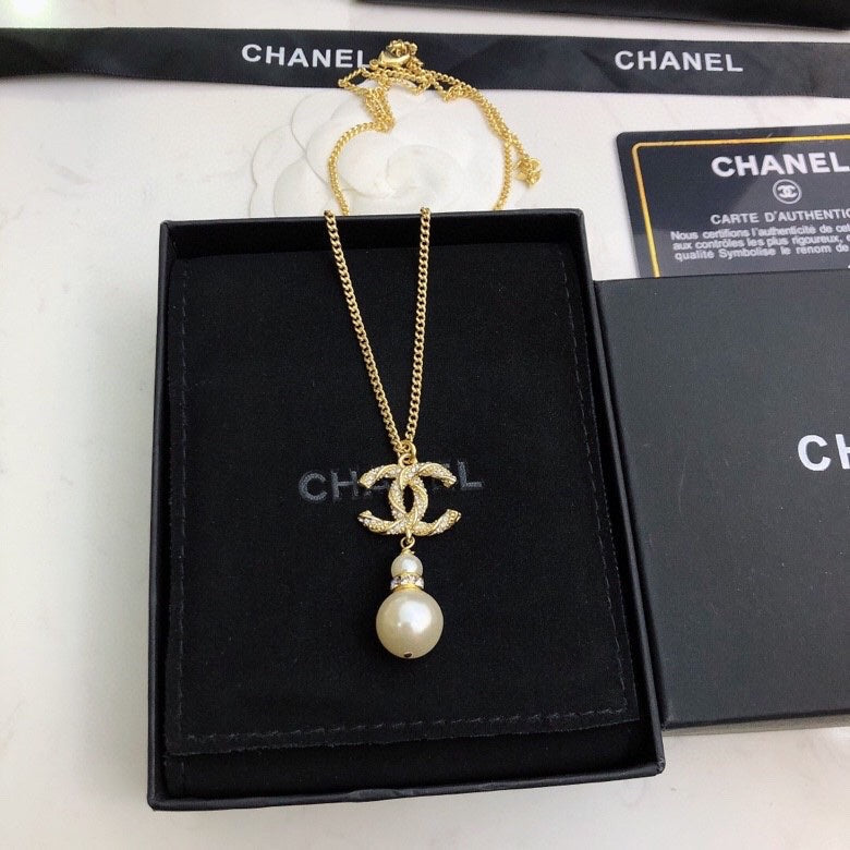 CHANEL 26S CHANEL CC LOGO CRYSTAL PEARL DROP PENDANT NECKLACE IN GOLD METAL 633316