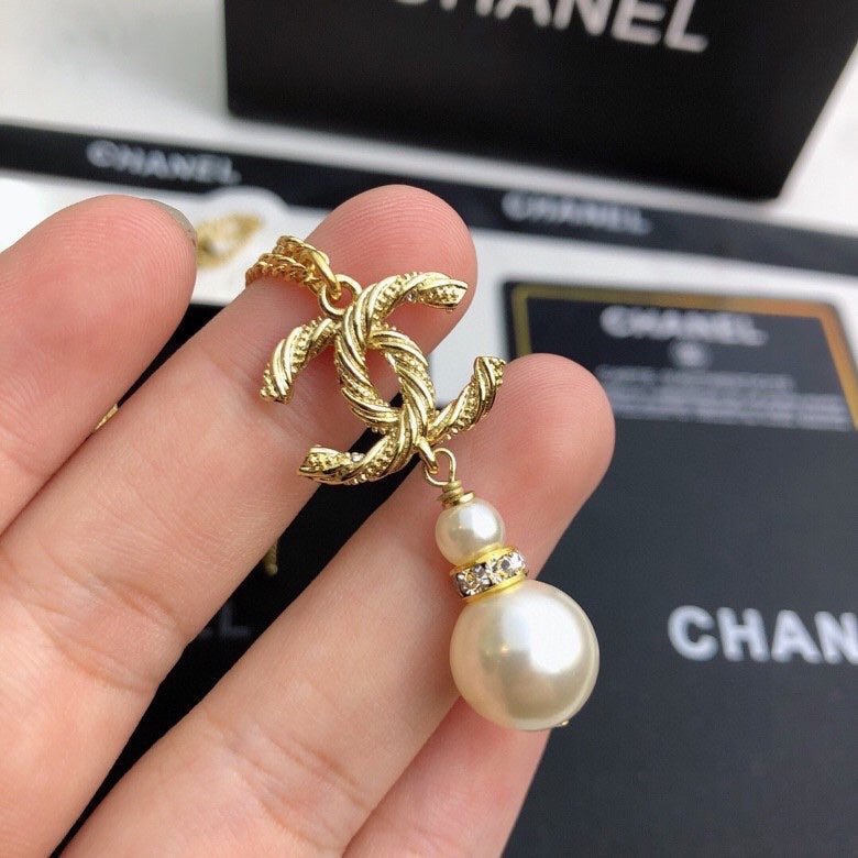 CHANEL 26S CHANEL CC LOGO CRYSTAL PEARL DROP PENDANT NECKLACE IN GOLD METAL 633316