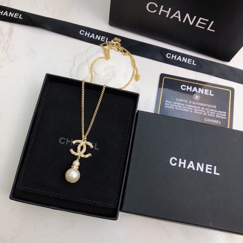 CHANEL 26S CHANEL CC LOGO CRYSTAL PEARL DROP PENDANT NECKLACE IN GOLD METAL 633316