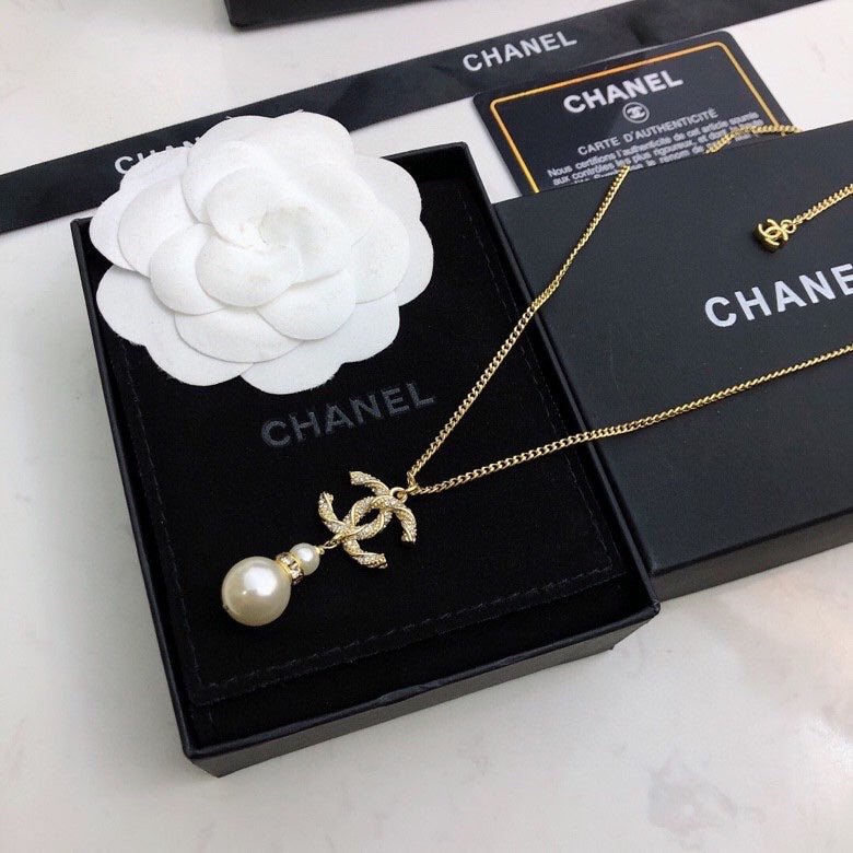 CHANEL 26S CHANEL CC LOGO CRYSTAL PEARL DROP PENDANT NECKLACE IN GOLD METAL 633316