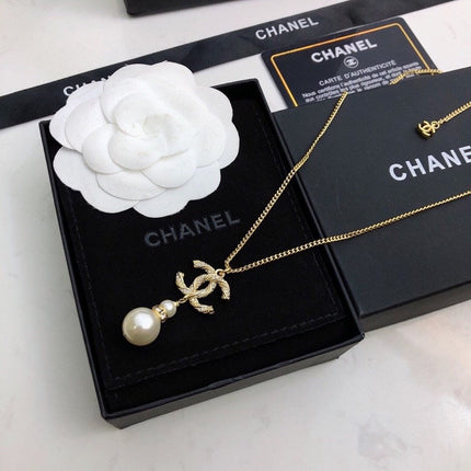 CHANEL 26S CHANEL CC LOGO CRYSTAL PEARL DROP PENDANT NECKLACE IN GOLD METAL 633316