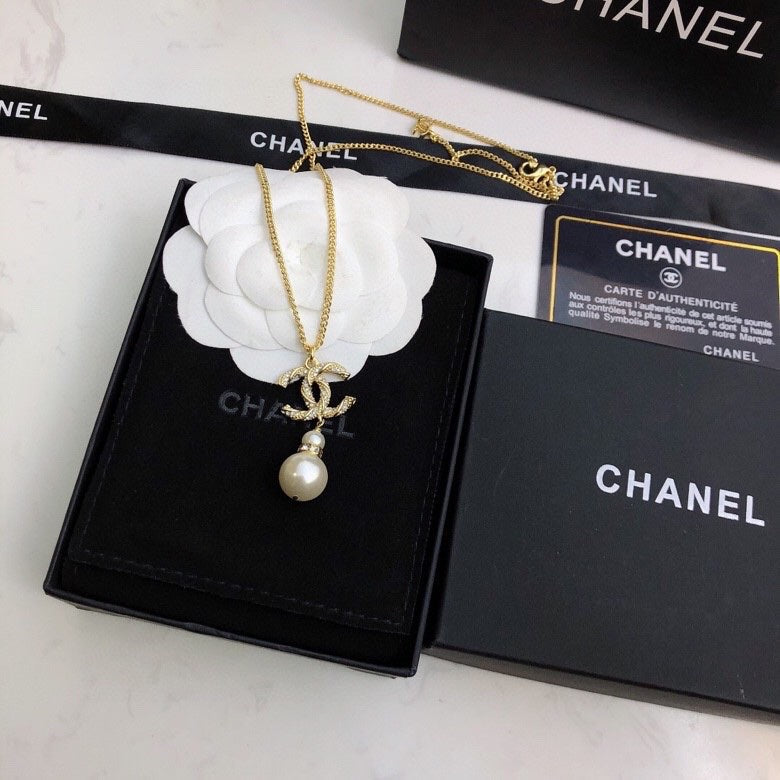 CHANEL 26S CHANEL CC LOGO CRYSTAL PEARL DROP PENDANT NECKLACE IN GOLD METAL 633316