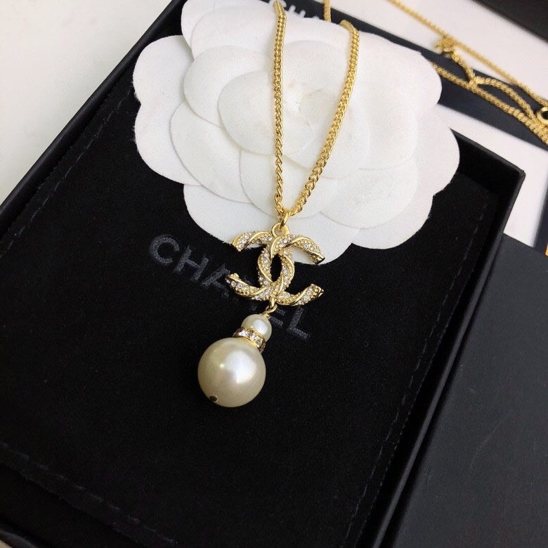 CHANEL 26S CHANEL CC LOGO CRYSTAL PEARL DROP PENDANT NECKLACE IN GOLD METAL 633316