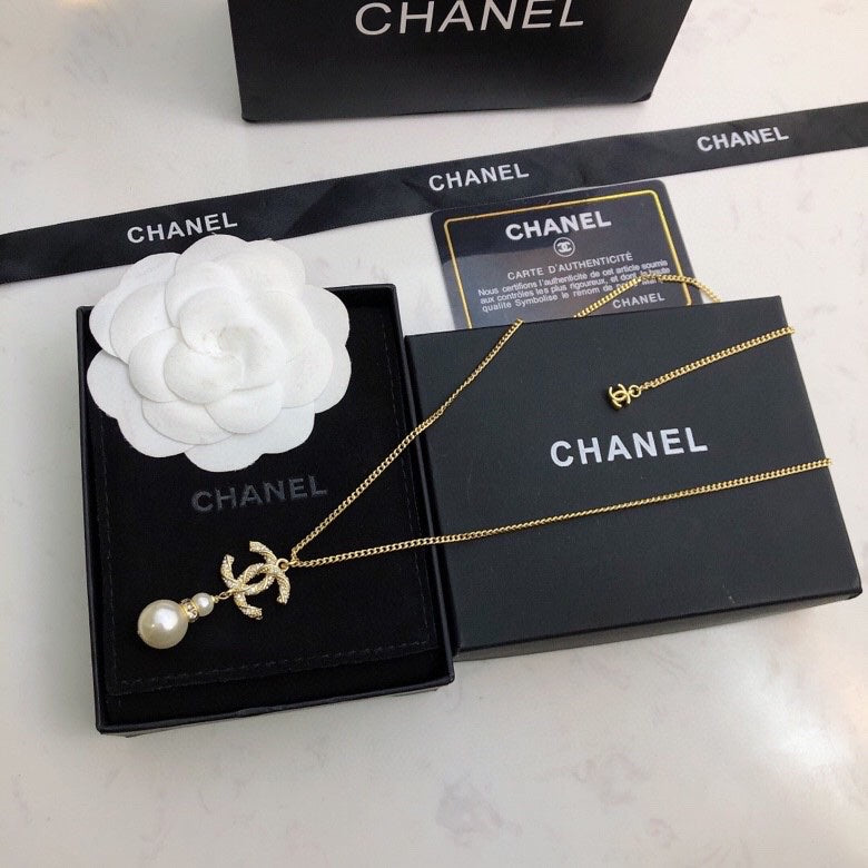 CHANEL 26S CHANEL CC LOGO CRYSTAL PEARL DROP PENDANT NECKLACE IN GOLD METAL 633316